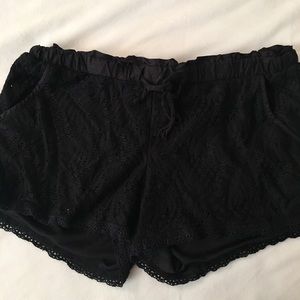 BLACK LACE KNIT SHORTS